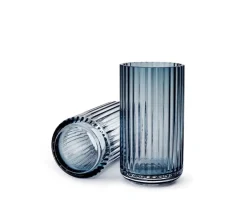 Lyngby Porcelæn Lyngbyvasen i lilla, H20,5 cm fra><noscript><img width=