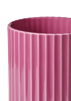 Lyngby Porcelæn Lyngbyvasen i rød, H15,5 cm fra><noscript><img width=