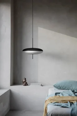 Astep Model 2065 Pendel, sorte overskærme med sort ledning fra><noscript><img width=