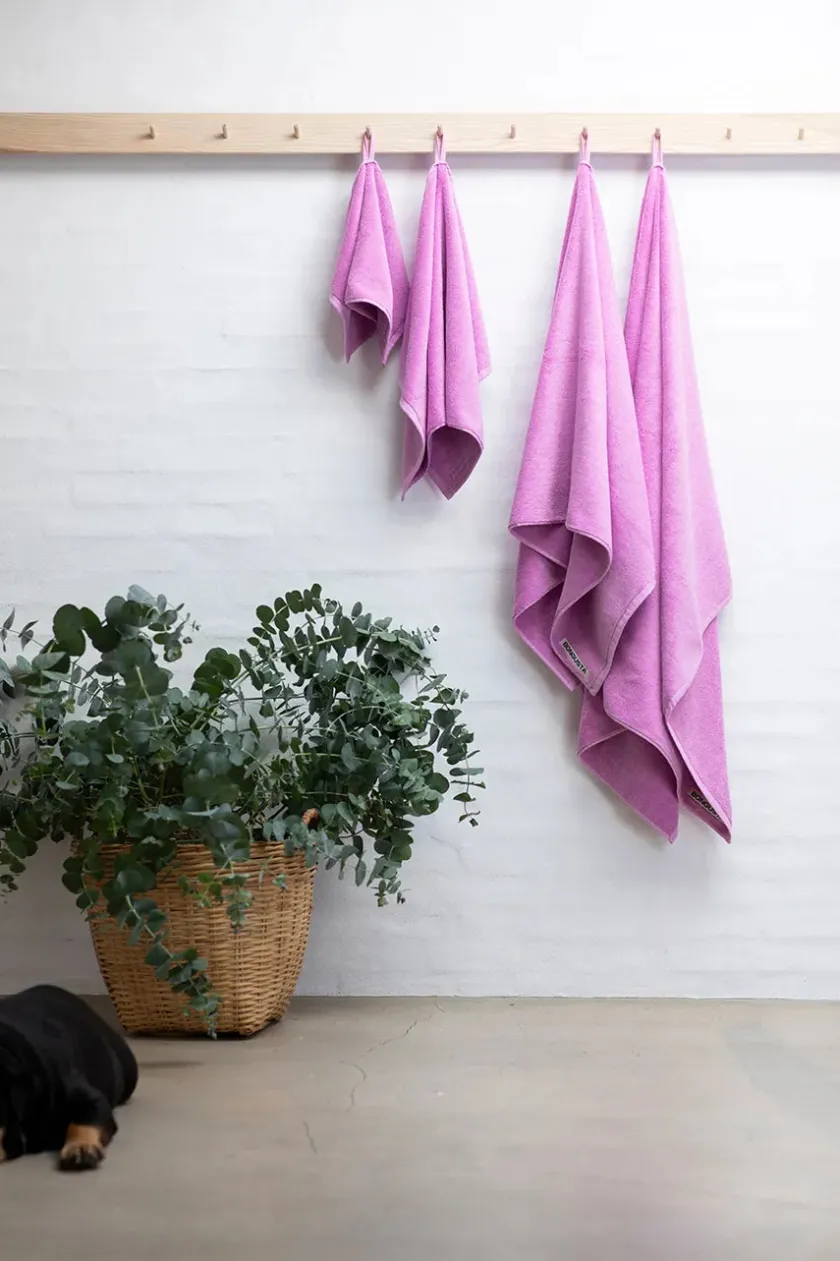 Bongusta Naram towel - Soft Fuchsia fra> Badeværelsestekstiler