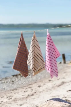 Bongusta Naram towel - Soft Fuchsia fra><noscript><img width=