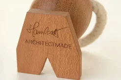 Architectmade Optimisten / Pessimisten af Hans Bølling><noscript><img width=