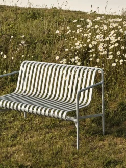 HAY Palissade Dining Bench med armlæn, iron red fra><noscript><img width=