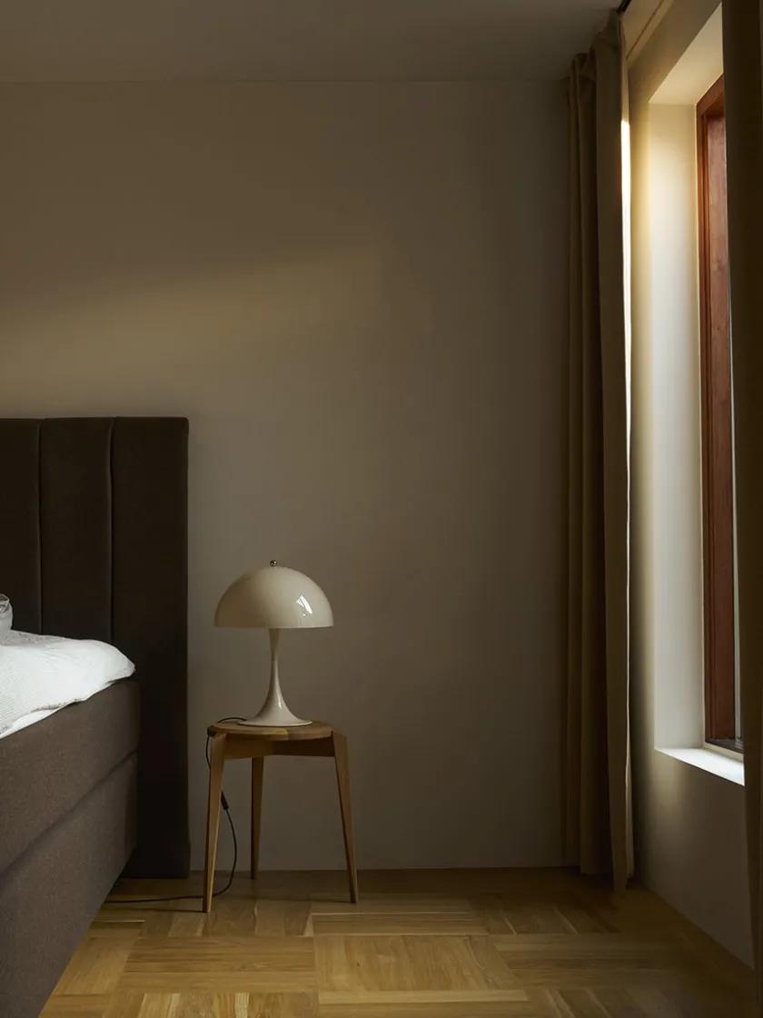Louis Poulsen Panthella 320 bordlampe, messing af Verner Panton> Spots