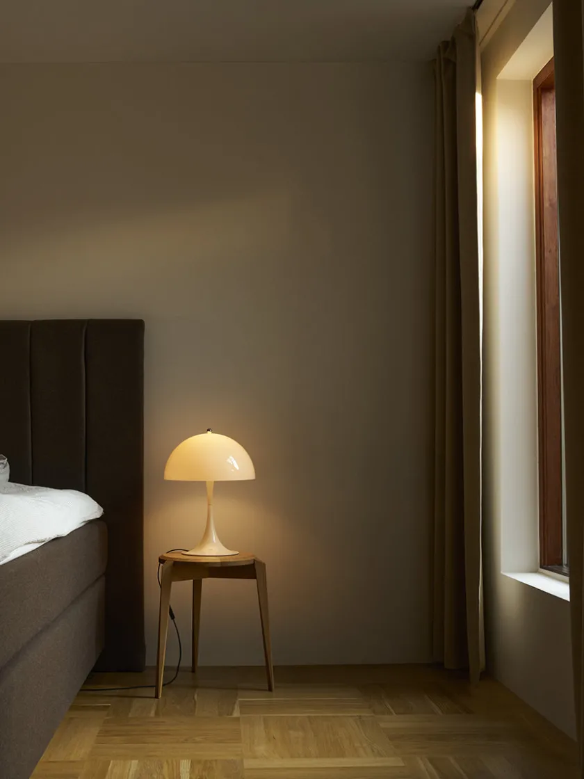 Louis Poulsen Panthella 320 bordlampe, messing af Verner Panton> Spots
