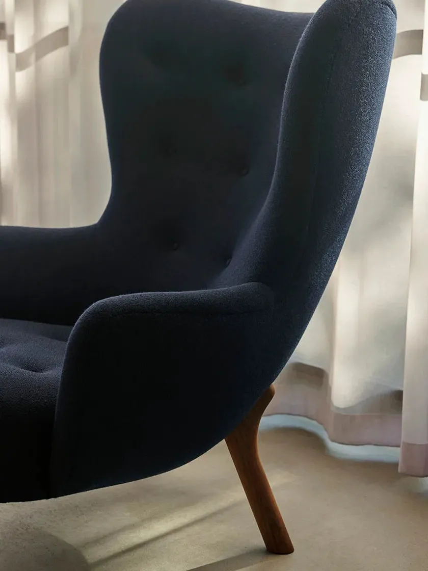 &Tradition Petra VB3 Chair, moonlight sheepskin/walnut fra> Lænestole