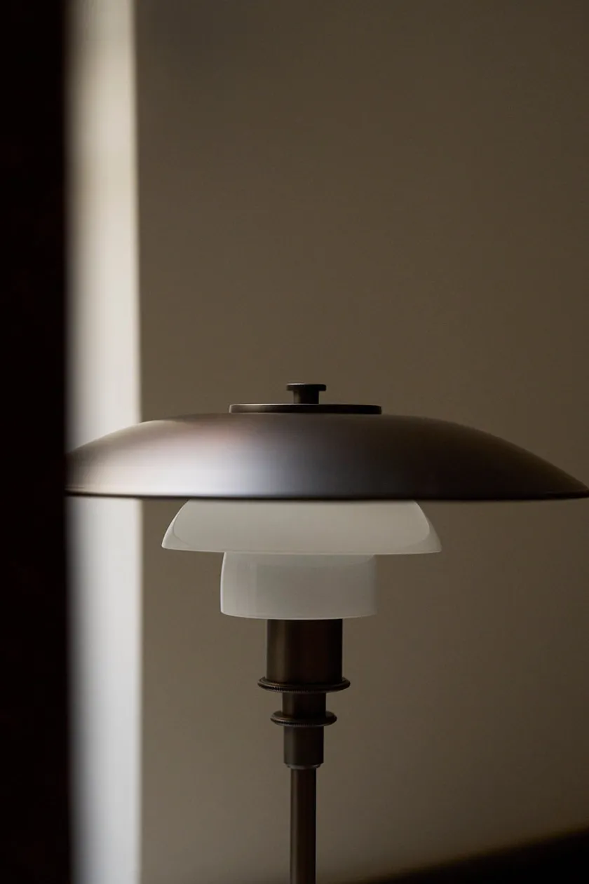 Louis Poulsen PH 3/2 Bordlampe, Aged Brass fra> Spots