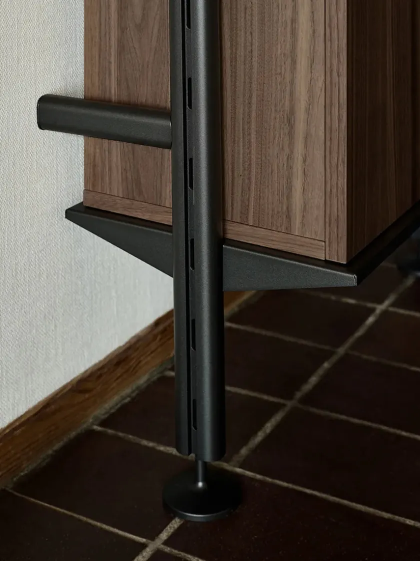 String Furniture Pira G2 Floor-to-Wall Shelving Bundle D fra String> Reolsystemer