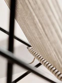 Fritz Hansen PK4 Loungestol i natur, sort stel af Poul Kjærholm><noscript><img width=