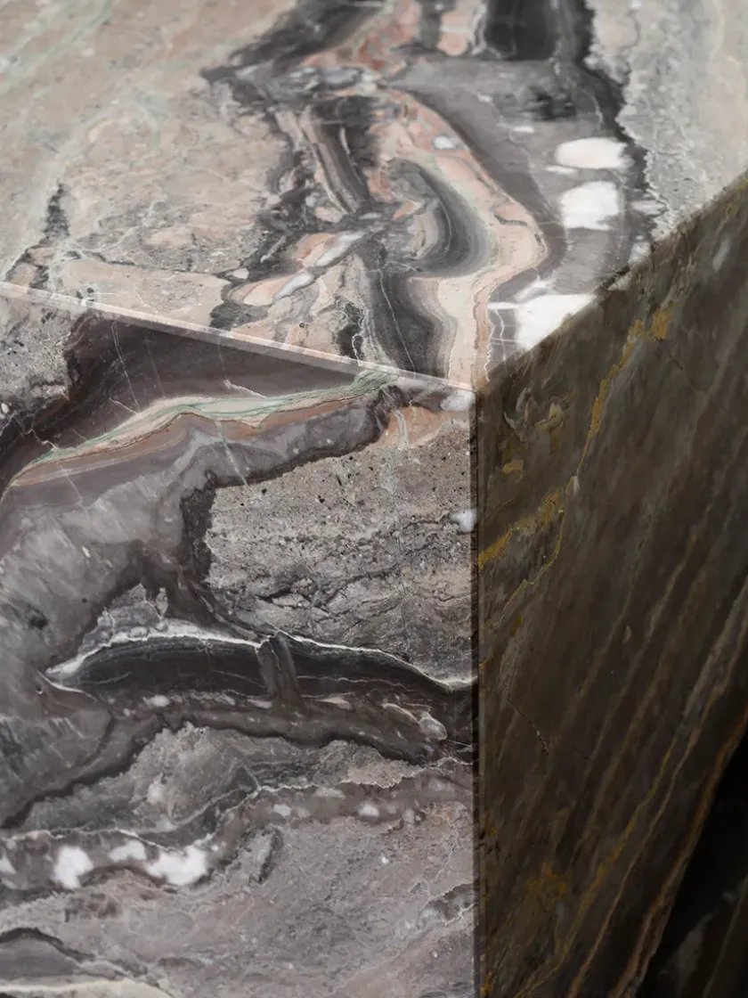 Audo Copenhagen Plinth Cubic, grey galaxy marble fra> Sideborde Og Små Borde