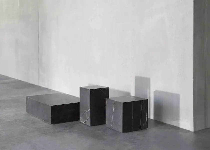 Audo Copenhagen Plinth Cubic, grey galaxy marble fra> Sideborde Og Små Borde