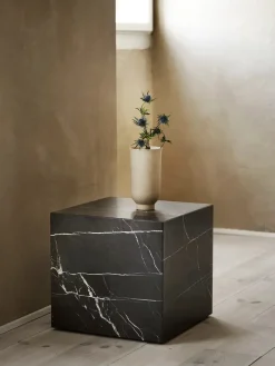 Audo Copenhagen Plinth Cubic Rose Calacatta Viola marmor fra><noscript><img width=