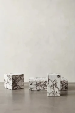 Audo Copenhagen Plinth Cubic Sand Kunis Breccia marmor fra><noscript><img width=