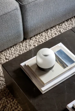 Audo Copenhagen Plinth Low Grey Kendzo marmor fra> Sofaborde