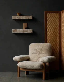 Audo Copenhagen Plinth Shelf Sand Kunis Breccia marmor fra><noscript><img width=