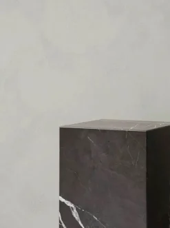 Audo Copenhagen Plinth Tall Sand Kunis Breccia marmor fra><noscript><img width=