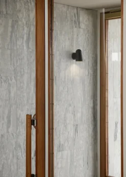 &Tradition SC105 Wall Lamp - Røget Messing - fra Andtradition><noscript><img width=