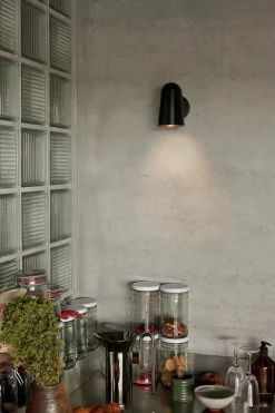 &Tradition SC105 Wall Lamp - Røget Messing - fra Andtradition><noscript><img width=