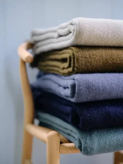 Silkeborg Uldspinderi Season Plaid, beetroot fra><noscript><img width=