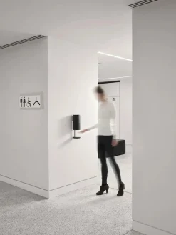 VOLA Sensorstyret håndsprit- og sæbedispenser, vægmonteret i sort fra><noscript><img width=