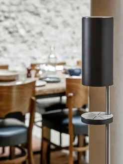 VOLA Sensorstyret håndsprit- og sæbedispenser, fritstående i hvid fra><noscript><img width=