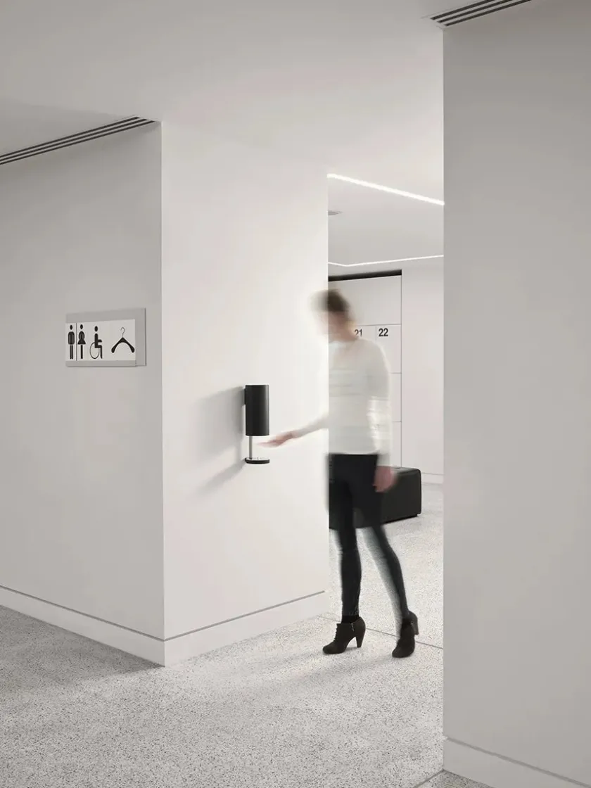 VOLA Sensorstyret håndsprit- og sæbedispenser, vægmonteret i hvid fra> Sæbedispensere
