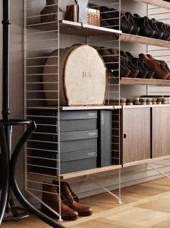 String Furniture Skab m. Skydelåger fra String> Reolsystemer