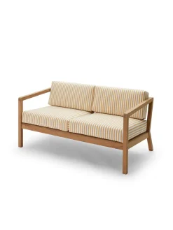 Fritz Hansen Skagerak Virkelyst 2 pers. Sofa, Golden Yellow Stripe fra> Udendørs Loungemøbler