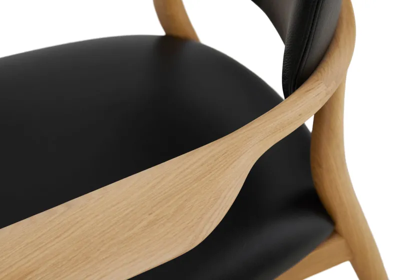 Stellar Works Slow lounge chair med armlæn fra i egetræ og sort læder> Lænestole