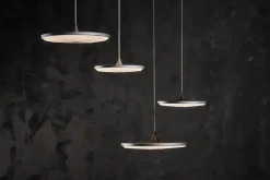 Le Klint Soleil pendel medium, røget eg, plast skærm fra><noscript><img width=