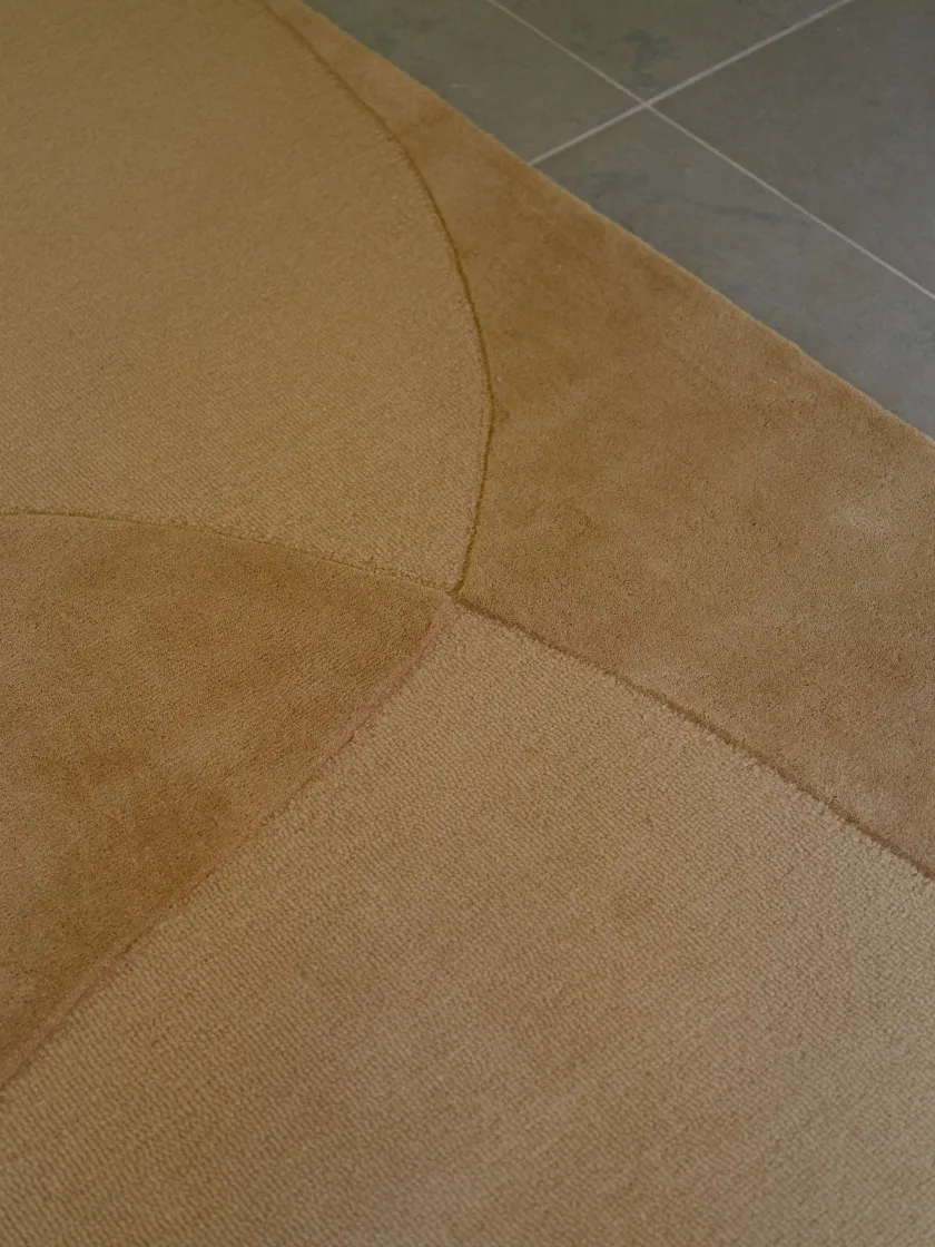 Linie Design Split Plains Tæppe, Mustard fra> Gulvtæpper