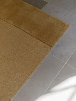 Linie Design Split Plains Tæppe, Mustard fra><noscript><img width=