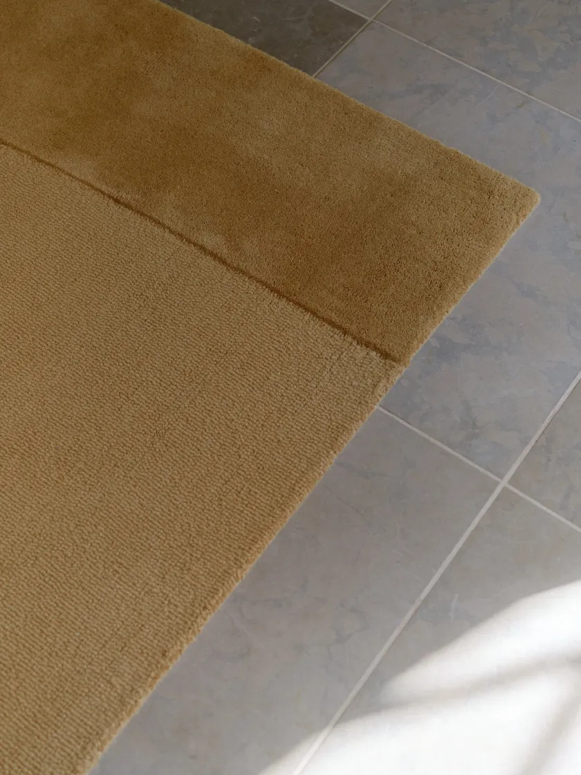 Linie Design Split Plains Tæppe, Mustard fra> Gulvtæpper