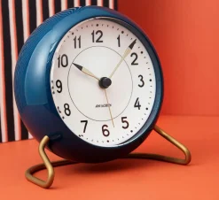 Arne Jacobsen Clocks Station Bordur, grå af Arne Jacobsen><noscript><img width=