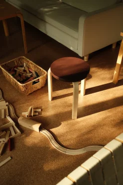 Artek Stool 60, honey stained birk fra><noscript><img width=