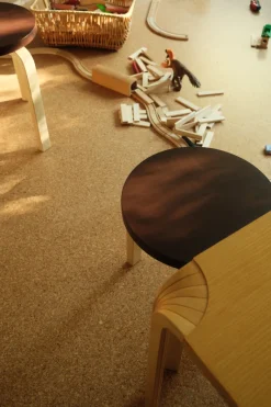 Artek Stool 60, honey stained birk fra><noscript><img width=