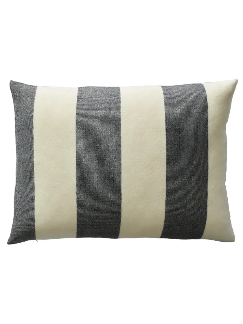 Silkeborg Uldspinderi The Sweater Cushion, blue fra> Puder Og Plaider|Puder