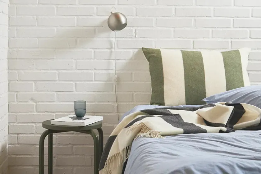 Silkeborg Uldspinderi The Sweater Cushion, blue fra> Puder Og Plaider|Puder