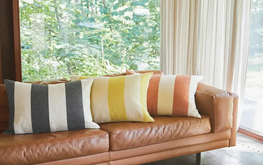 Silkeborg Uldspinderi The Sweater Cushion, blue fra> Puder Og Plaider|Puder
