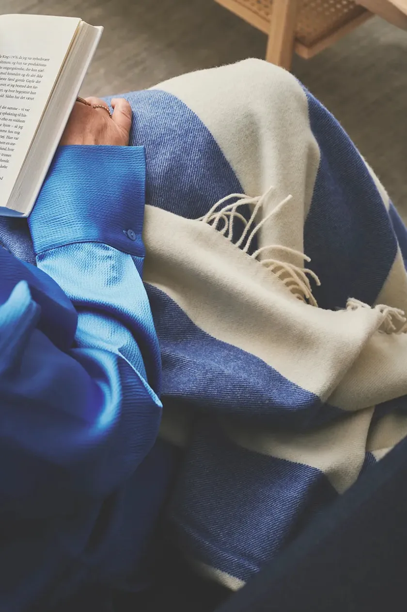Silkeborg Uldspinderi The Sweater Plaid, cobalt fra> Puder Og Plaider