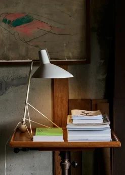 &Tradition Tripod HM9 Bordlampe af Hvidt & Mølgaard><noscript><img width=