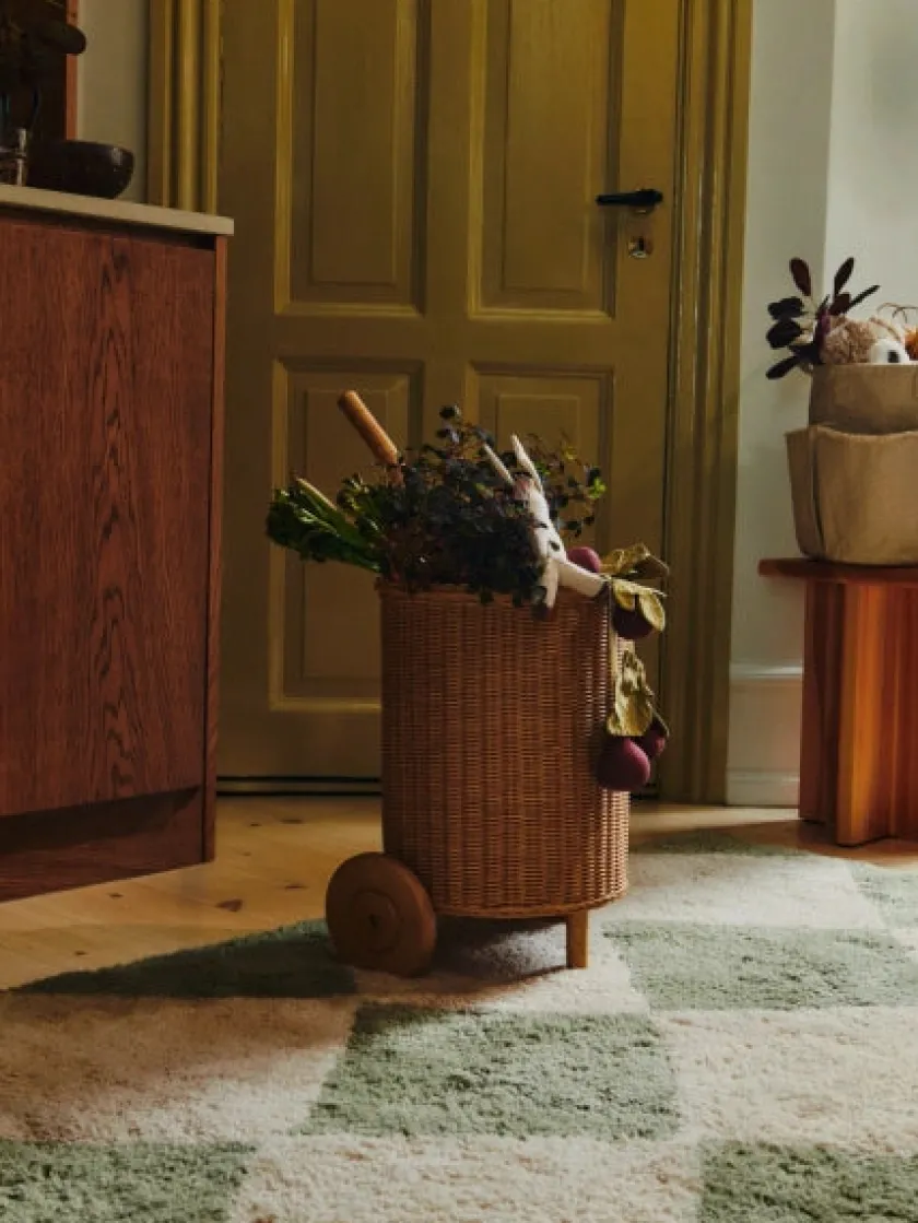 Ferm Living Tukki Trolley – naturlig rattan vogn fra>Børn Gaver|Gaver Til Børn