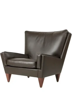 GUBI V11 Lounge Chair, smooth leather coffee fra> Lænestole