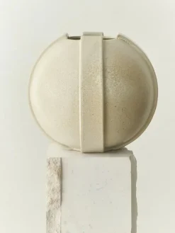 Louise Roe Vinci Vase 01, ivory fra><noscript><img width=