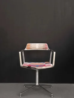 Vipp 452 Swivel Chair, dark sand fra><noscript><img width=