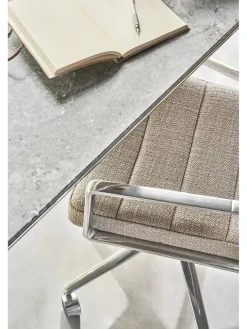 Vipp 453 Swivel+ Chair, dark sand tekstil fra><noscript><img width=