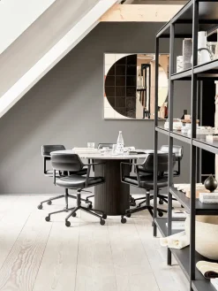 Vipp 453 Swivel+ Chair m/hjul, dark sand tekstil fra><noscript><img width=