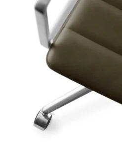 Vipp 452 Swivel Chair m/hjul, dark sand fra><noscript><img width=