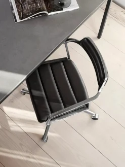 Vipp 452 Swivel Chair m/hjul, dark sand fra><noscript><img width=