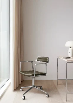 Vipp 452 Swivel Chair m/hjul, sort læder fra><noscript><img width=
